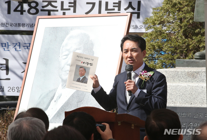 박민식 국가보훈처장이 26일 서울 종로구 이화장에서 열린 이승만 박사 탄생 제148주년 기념식에서, 팸플릿 사진에 대해 젊은 시절 이승만 대통령의 영상을 기초로 디지털 인물을 제작한 인공지능 기반 딥페이크 영상이라고 설명하고 있다(사진=뉴시스).