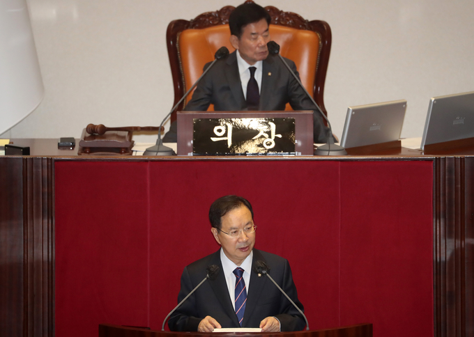 하영제 국민의힘 의원이 30일 오후 서울 여의도 국회 본회의장에서 열린 제404회 국회(임시회) 제2차 본회의에 참석해 본인에 대한 체포동의요청안 관련 신상발언을 하고 있다. 사진/뉴시스