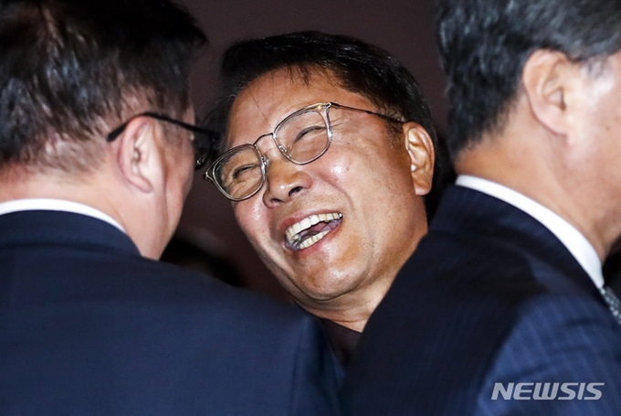  이수만 전 SM엔터테인먼트 총괄 프로듀서가 지난 2월14일 오후 서울 용산구 그랜드하얏트서울에서 열린 한-몽골 경제인 만찬에서 웃고 있다./뉴시스