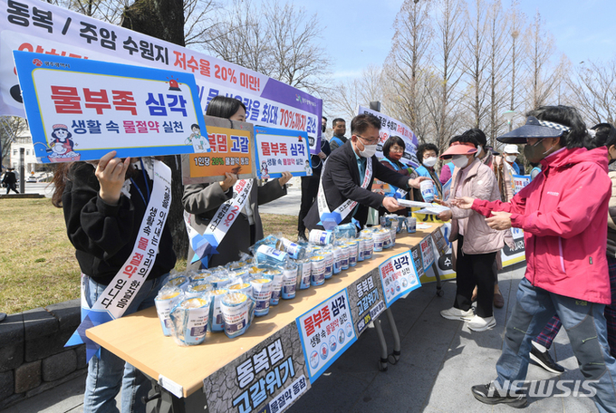 광주 북구청 기후환경과 공직자와 자원봉사자들이 3월 중순 물 절약 실천 홍보를 펼치고 있다/뉴시스