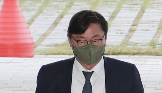 쌍방울그룹 뇌물 의혹을 받는 이화영 전 경기도 평화부지사가 지난해 9월 27일 경기도 수원시 영통구 수원지방법원에서 열리는 영장실질심사에 출석하기 위해 수원지방검찰청 청사로 들어가고 있다. /사진=뉴시스
