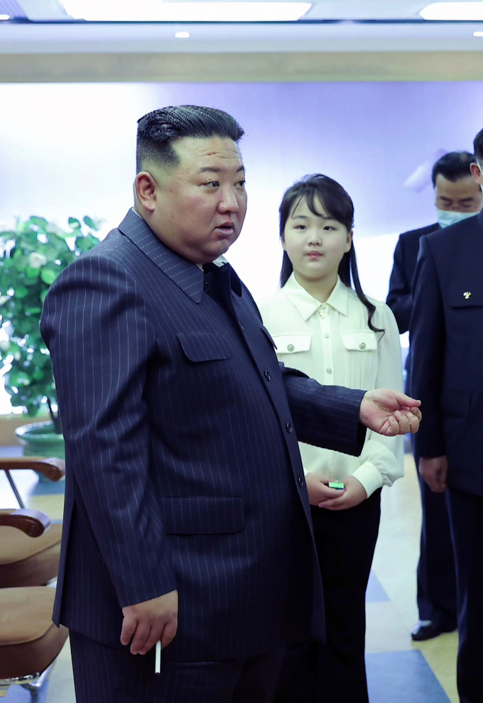 북한 조선중앙TV가 지난 달 19일 공개한 18일 김정은 국무위원장의 우주과학연구원 방문 모습에서 김 위원장의 딸 김주애가 두손으로 성냥갑을 든 장면이 포착됐다. 이는 김 위원장 독재 체제의 위상을 나타내며, 김 위원장이 시찰 현장에서 담배를 피우는 것은 그의 조부 김일성이 과거 현장에서 담배를 들고 보고를 받던 모습을 흉내낸 것이라는 분석이다. /사진. 뉴시스=조선중앙TV 캡쳐