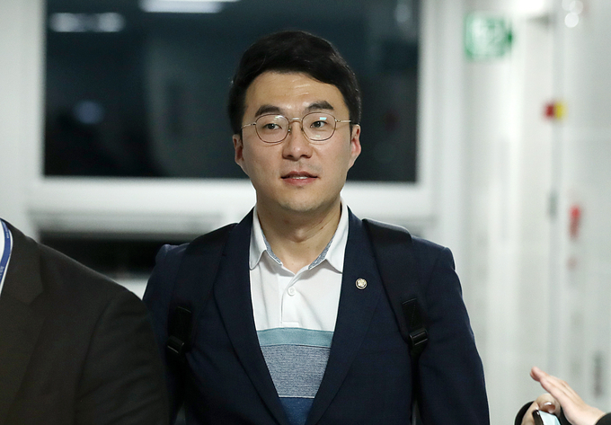 코인 보유 논란에 휩싸인 김남국 더불어민주당 의원이 9일 오후 서울 여의도 국회 의원회관에서 이동하고 있다./사진=뉴시스