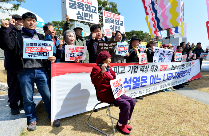 (사)일제강제동원시민모임이 지난 3월 21일 광주 서구 치평동 광주시의회 평화의소녀상 앞에서 기자회견을 열고 한일정상회담 결과를 규탄하고 있다./사진=뉴시스