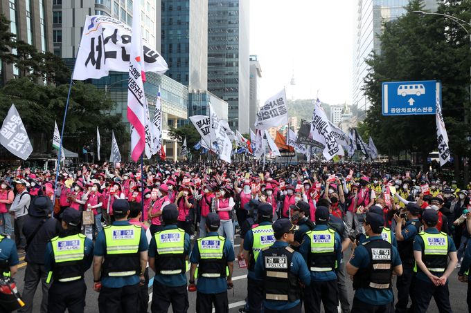 민주노총 조합원들이 지난 17일 서울 중구 세종대로 일대에서 윤석열 정부 규탄 및 故 양회동 조합원 추모 집회를 마친 뒤 고인의 빈소가 마련된 서울대병원 장례식장 방면으로 행진을 하고 있다./사진=뉴시스