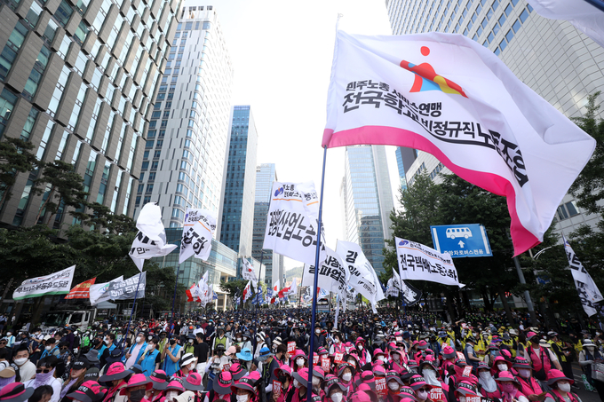 민주노총 조합원들이 17일 서울 세종대로 일대에서 윤석열 정부 규탄과 故 양회동 조합원 추모 집회를 마친 뒤 고인의 빈소가 마련된 서울대병원 장례식장 방면으로 행진하고 있다./사진=뉴시스