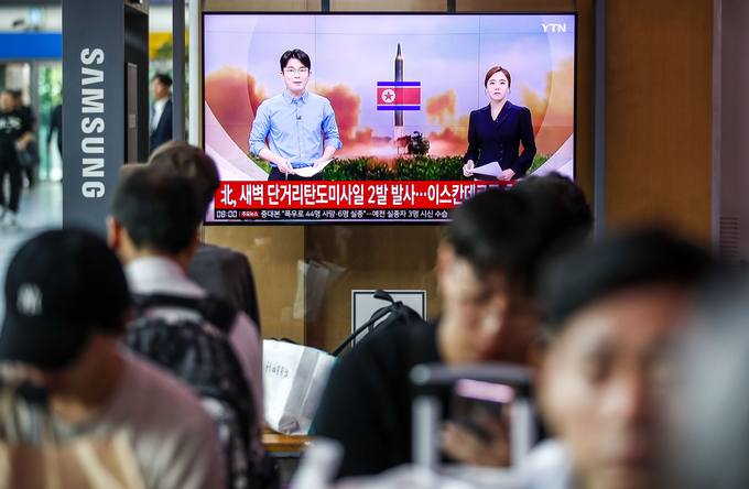 19일 서울 중구 서울역 대합실에서 시민들이 북한의 탄도미사일 관련 뉴스를 시청하고 있다(사진=뉴시스).