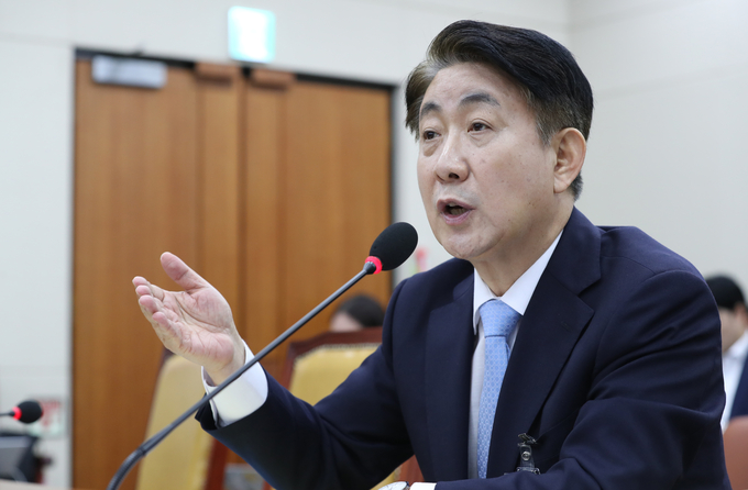 이동관 방송통신위원장 후보자가 18일 오전 서울 여의도 국회에서 열린 인사청문회에서 의원 질의에 답변하고 있다./사진=뉴시스