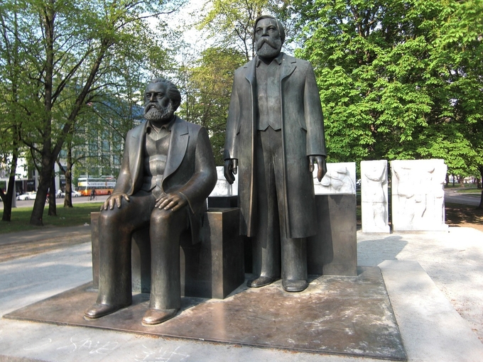독일 베를린 '마르크스-엥겔스' 공원에 위치한 마르크스, 엥겔스 동상/사진=픽사베이