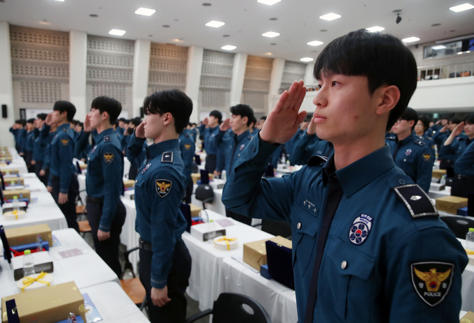 서울 경찰청에서 열린 의무경찰 1142기 합동전역식에서 전역자들이 국민의례를 하고 있다. 2023.04.14./사진=뉴시스