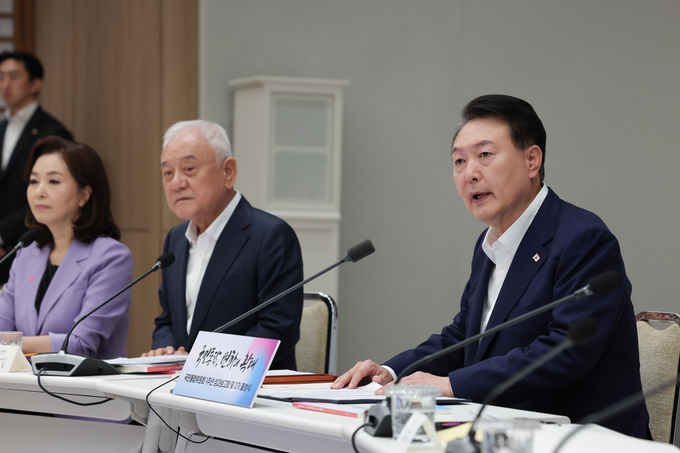 윤석열 대통령이 25일 서울 용산 대통령실 청사에서 열린 국민통합위원회 1주년 성과보고회 및 2기 출범식에서 인사말을 하고 있다/사진=뉴시스