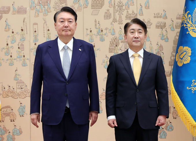 윤석열 대통령이 25일 서울 용산 대통령실 청사에서 이동관 방송통신위원장에게 임명장을 수여한 뒤 기념촬영하고 있다./사진=뉴시스