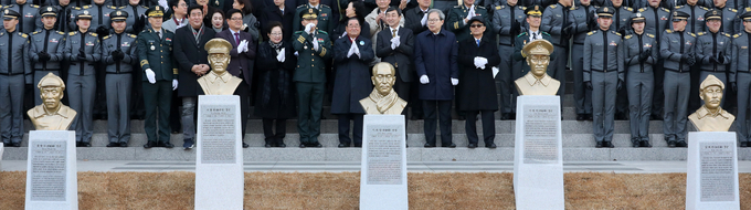  2018년 제99주년 삼일절인 1일 서울 노원구 육군사관학교에서 열린 독립전쟁 영웅 5인 흉상 제막식 모습. 홍범도(왼쪽부터), 지청천, 신흥무관학교 설립자 이희영, 이범석, 김좌진 장군의 흉상은 장병들이 훈련한 탄피 300kg(소총탄 5만 여발 분량)을 녹여 제작하였다/사진=뉴시스 