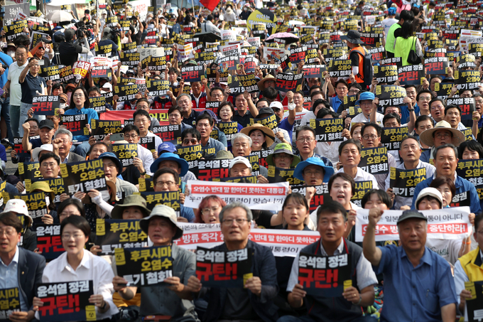  26일 서울 종로구 세종대로에서 열린 일본 후쿠시마 핵 오염수 해양투기 중단 및 윤석열 정부 규탄 범국민대회에서 참가자들이 일본 규탄 구호를 외치고 있다/사진=뉴시스
