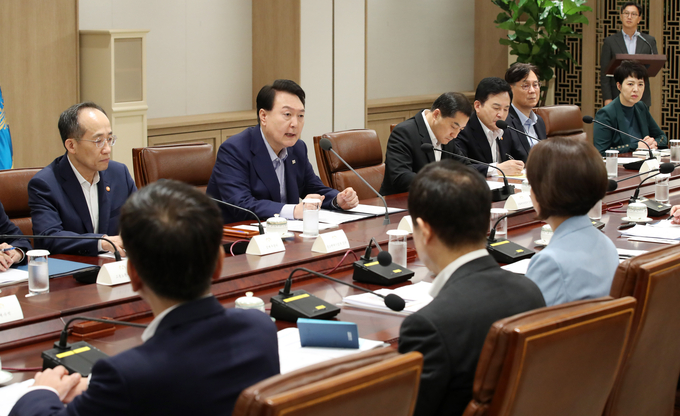 윤석열 대통령이 31일 서울 용산 대통령실에서 열린 19차 비상경제민생회의를 주재하고 있다/사진=뉴시스