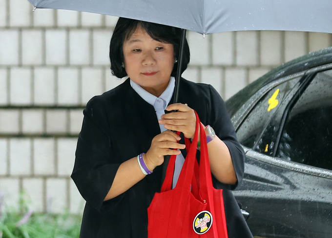 무소속 윤미향 의원이 23일 서울 서초구 서울고등법원에서 열린 '정의기억연대 후원금 횡령 등'에 관련한 항소심 7차 공판에 출석하고 있다. 2023