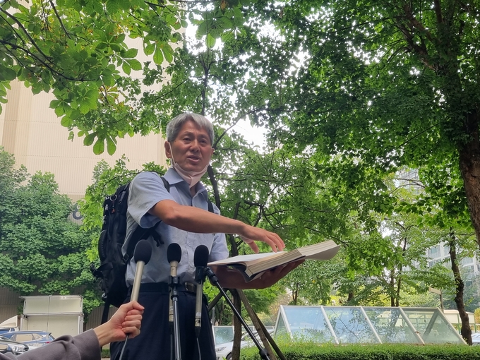 신학림 전 언론노조위원장은 화천대유자산관리 대주주 김만배씨의 '윤석열 대통령의 부산저축은행 사건 수사 무마 의혹' 관련 허위 주장을 보도하고 억대 금품을 수수한 혐의를 받고 있다/사진=뉴시스