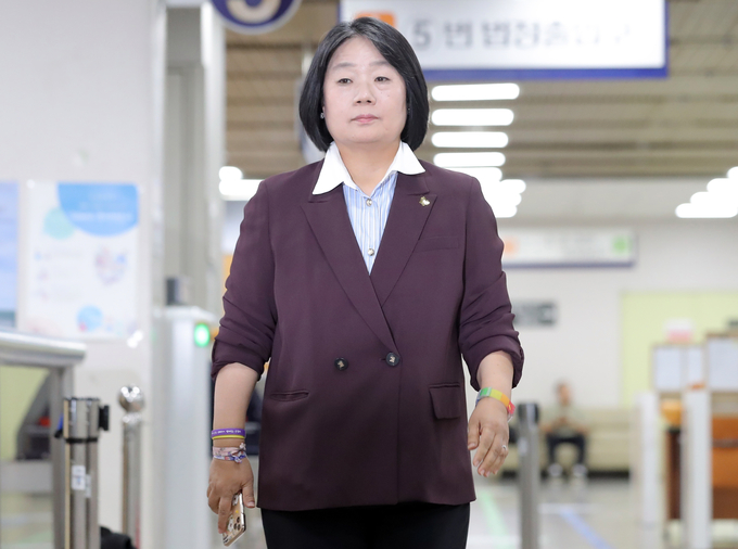 윤미향 무소속 국회의원이 지난 7월19일 오후 서울 서초구 서울고등법원에서 열린 '정의기억연대 후원금 횡령' 혐의 등 관련 항소심 5차 공판에 출석하고 있다./사진=뉴시스