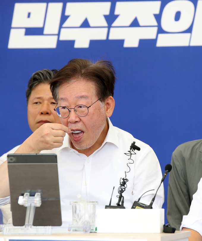  단식농성 6일째인 이재명 더불어민주당 대표가 5일 오전 서울 여의도 국회 본청 앞 단식투쟁천막에서 소금을 먹고 있다/사진=뉴시스