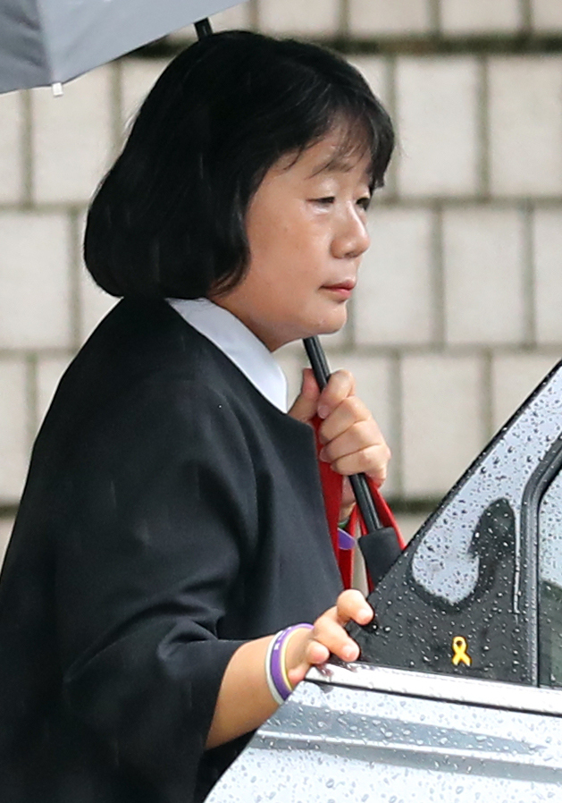 무소속 윤미향 의원이 23일 서울 서초구 서울고등법원에서 열린 '정의기억연대 후원금 횡령 등'에 관련한 항소심 7차 공판에 출석하고 있다./사진=뉴시스