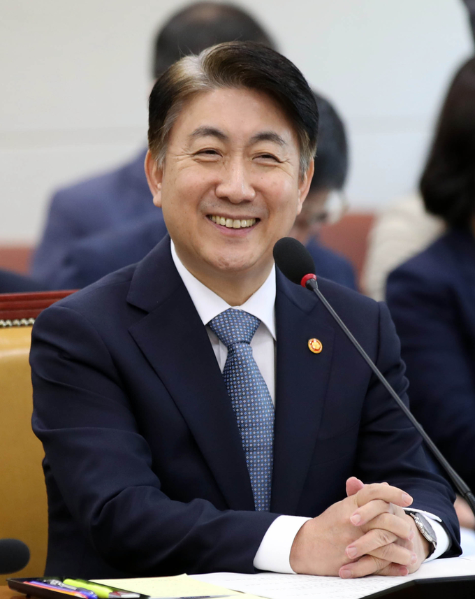 이동관 방송통신위원장이 6일 오후 서울 여의도 국회에서 열린 과학기술정보방송통신위원회 전체회의에 참석해 밝게 웃고 있다/사진=뉴시스