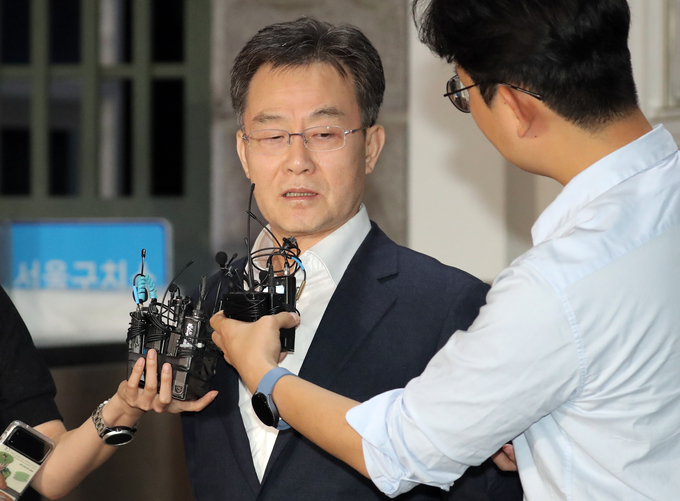 화천대유자산관리 대주주 김만배씨가 7일 새벽 경기 의왕 서울구치소에서 만기출소하며 취재진 질문에 답하고 있다/사진=뉴시스