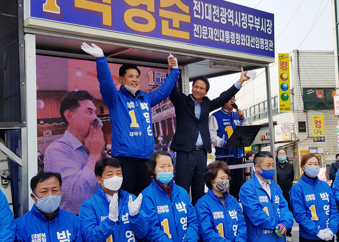 임종석 전 대통령 비서실장이 10일 오후 대전 대덕구 비래동 동대전농협 네거리에서 더불어민주당 박영순 대덕구 국회의원선거 후보 지지를 호소하고 있다. 2020.04.10/사진=뉴시스