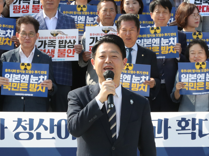 6월 5일 오후 서울 여의도 국회 본관 앞에서 열린 후쿠시마 방사능 오염수 해양투기및 수산물수입반대 더불어민주당 서울특별시당 서명운동본부 발대식에서 서울시당위원장인 김영호 의원이 발언하고 있다/사진=뉴시스