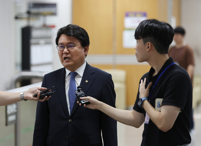  울산시장 선거개입 의혹 등을 받는 황운하 더불어민주당 의원이 11일 74차 공판을 하기 위해 서울중앙지방법원으로 출석하고 있다/사진=뉴시스