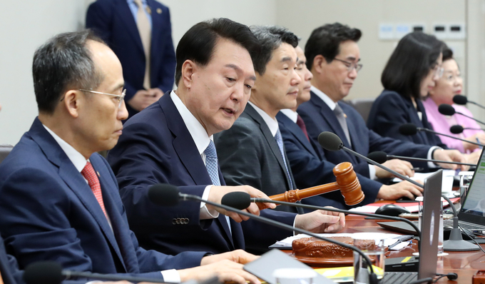  윤석열 대통령이 12일 서울 용산 대통령실 청사에서 열린 국무회의를 주재하고 있다/사진=뉴시스