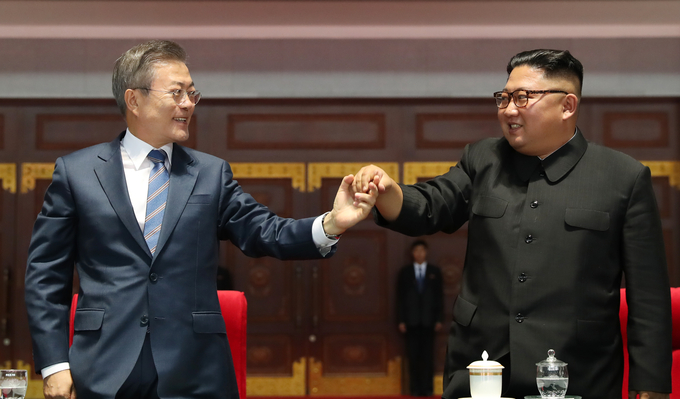 문재인 대통령과 북한 김정은이 2018년 9월 19일 밤 평양 5.1 경기장에서 열린 '빛나는 조국'을 관람한 뒤 손을 잡고 있다/사진=뉴시스