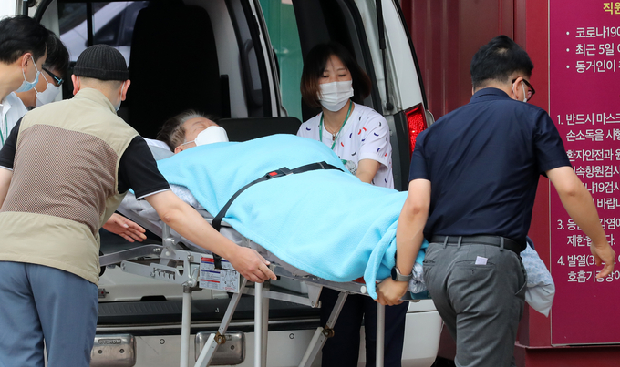 단식 19일차인 이재명 대표가 18일 오전 서울 중랑구 녹색병원으로 이송되고 있다/사진=뉴시스