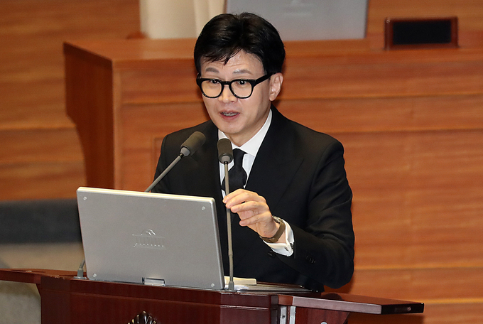 한동훈 법무부 장관이 5일 오후 서울 여의도 국회 본회의장에서 열린 제410회국회(정기회) 제2차 본회의 정치 분야 대정부 질문에서 권성동 국민의힘 의원의 질문에 답하고 있다/사진=뉴시스