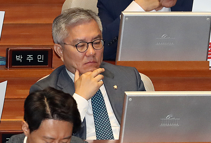  최강욱 더불어민주당 의원이 18일 오전 서울 여의도 국회 본회의장에서 열린 제410회국회(정기회) 제6차 본회의에서 잠시 생각에 잠겨 있다. 조국 전 법무부 장관 아들에게 허위 인턴확인서를 발급한 혐의를 받는 최 의원 대한 대법원 판단이 이날 오후 선고됐다/사진=뉴시스