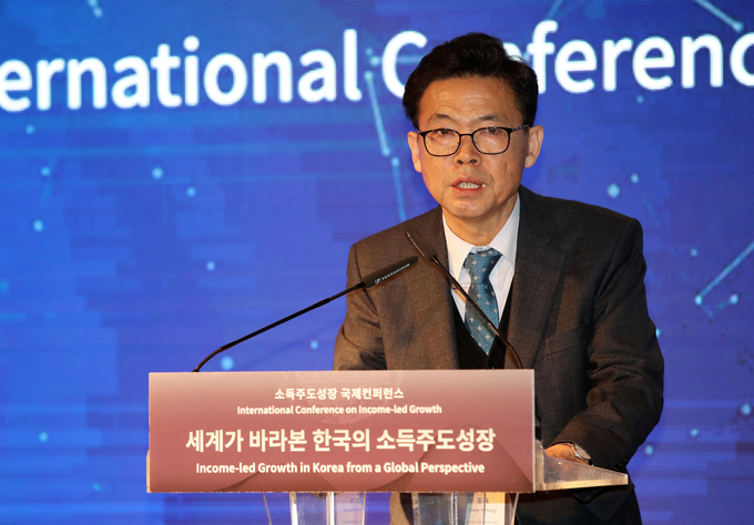 2019년 12월3일 홍장표 당시 소득주도성장특별위원회 위원장이 서울 강남구 인터컨티넨탈 호텔 서울 코엑스 다이아몬드홀에서 열린 소득주도성장 국제컨퍼런스에서 개회사를 하고 있다./사진=뉴시스