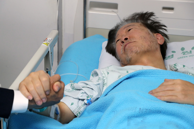 21일 오전 민주당 박광온 원내대표가 서울 중랑구 녹색병원에서 단식 중인 이재명 민주당 대표를 찾아 대화하고 있다. 이날 오후 이 대표 체포동의안이 본회의에서 표결에 부쳐진다. 이 대표는 전날(20일) 페이스북을 통해 직접 부결을 요청했다/사진=뉴시스