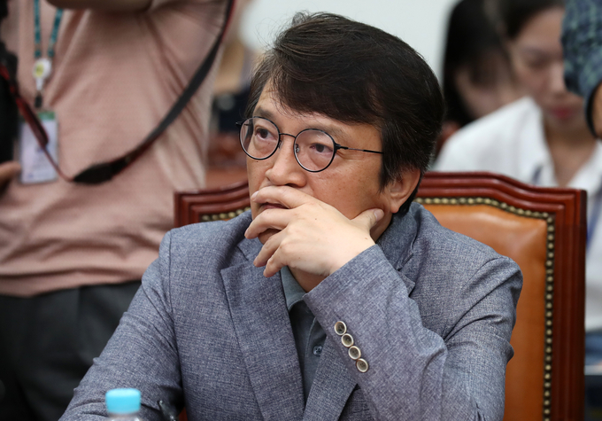  김의겸 더불어민주당 의원이 20일 오전 서울 여의도 국회에서 열린 대통령 처가 고속도로 게이트 진상규명 특별위원회 2차 전체회의에서 생각에 잠겨 있다/사진=뉴시스