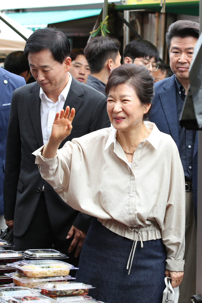  박근혜 전 대통령이 추석을 앞둔 25일 대구 달성군 현풍백년도깨비시장을 찾아 시민들에게 손을 흔들고 있다/사진=뉴시스