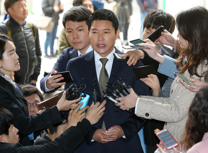박근혜 전 대통령의 제부 신동욱 공화당 총재가 지난 2018년 4월 6일 오후 서울 서초구 서초동 서울중앙지법에서 박근혜 전 대통령의 국정농단 사건 1심 선고 공판을 마치고 기자들의 질문에 답하고 있다./사진=뉴시스