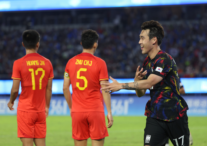 1일 중국 항저우 황룽 스포츠센터 스타디움에서 열린 2022 항저우 아시안게임 남자 축구 8강전 한국 대 중국 경기, 전반전 한국 송민규가 추가골을 넣은 뒤 기뻐하고 있다/사진=뉴시스