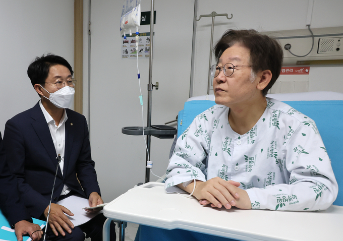 이재명 더불어민주당 대표가 28일 단식 후 회복을 위해 입원 중인 서울 중랑구 녹색병원에서 조정식 사무총장과 이해식 사무부총장으로부터 당의 서울 강서구청장 보궐선거 현황을 보고 받고 있다/사진=뉴시스