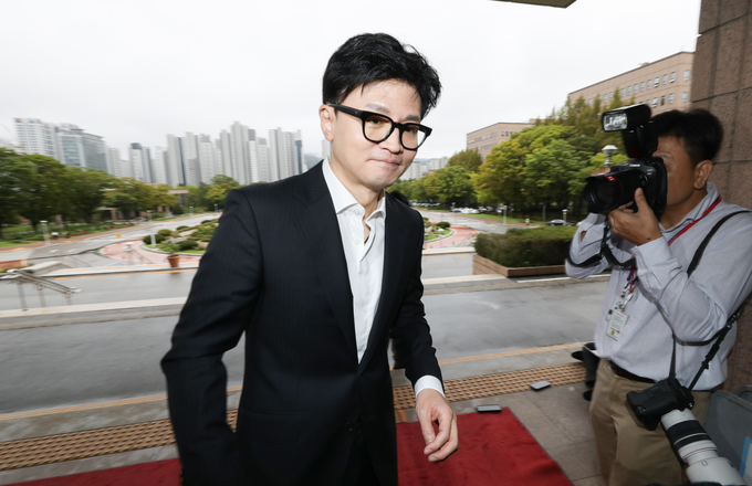 27일 오전 경기 과천시 법무부 청사로 출근하고 있는 한동훈 법무부 장관/사진=뉴시스