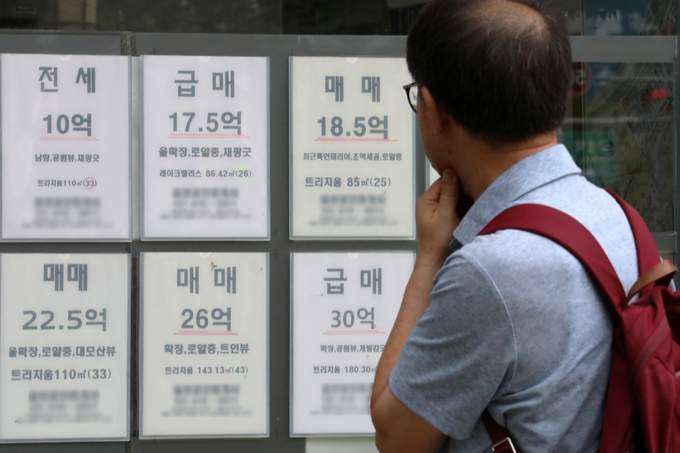 수도권에서 지난해 전용면적 60㎡ 이하 소형 아파트 매매 비중이 전체의 약 50.9%로 2008년(54.6%) 이후 14년 만에 최고치를 기록했다. 지난 달 14일 오후 서울의 한 부동산중개업소에 매물 안내문이 붙어있다./사진=뉴시스