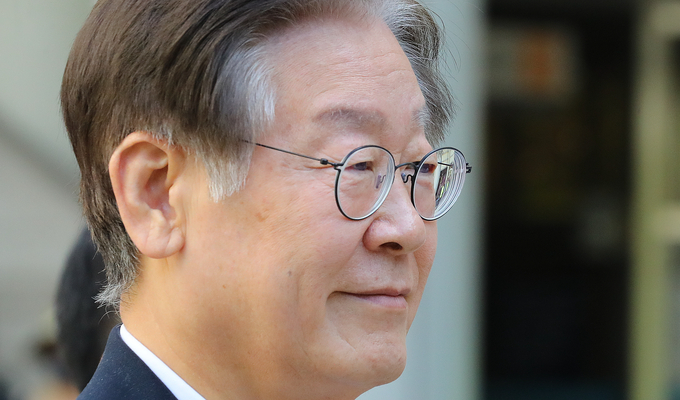 이재명 더불어민주당 대표가 6일 오전 서울 서초구 서울중앙지법에서 열린 '대장동 배임 및 성남FC 뇌물 의혹' 관련 1차 공판을 마친 뒤 법원을 나서고 있다/사진=뉴시스