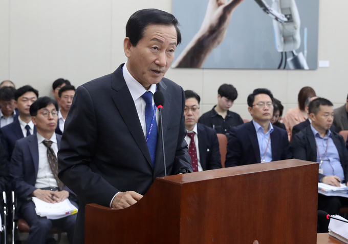 류희림 방송통신심의위원회 위원장이 10일 오전 서울 여의도 국회에서 열린 과학기술정보방송통신위원회의 방송통신위원회 등에 대한 국정감사에서 업무보고를 하고 있다/사진=뉴시스