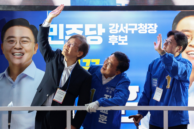 퇴원한 이재명 더불어민주당 대표가 9일 오후 서울 강서구 발산역에서 진교훈 강서구청장 후보 지원유세중 손을 흔들고 있다/사진=뉴시스