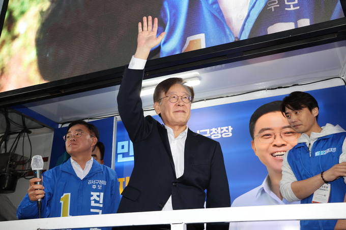 퇴원한 이재명 더불어민주당 대표가 지난 9일 오후 서울 강서구 발산역에서 진교훈 강서구청장 후보 지원유세중 손을 흔드는 모습/사진=뉴시스