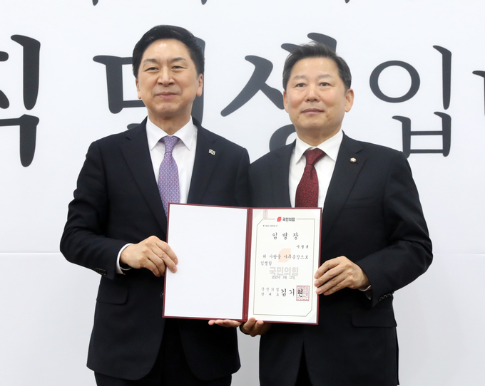 김기현 국민의힘 대표가 16일 오후 서울 여의도 국회에서 열린 주요당직자 임명장 수여식에서 이철규 사무총장에게 임명장 수여 후 기념촬영을 하고 있다/사진=뉴시스