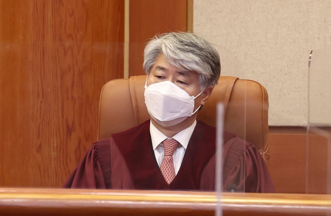 이종석 헌법재판소 재판관이 23일 오후 서울 종로구 헌법재판소에서 열린 검수완박(검찰 수사권 완전 박탈) 입법에 대한 권한쟁의심판 선고를 위해 대심판정에 입장해 앉아있다/사진=뉴시스