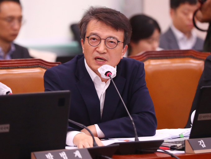  김의겸 더불어민주당 의원이 13일 오후 서울 여의도 국회에서 열린 법제사법위원회의 감사원에 대한 국정감사에서 질의하고 있다/사진=뉴시스